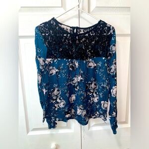 Maurice’s Medium Top Long Sleeve Lace